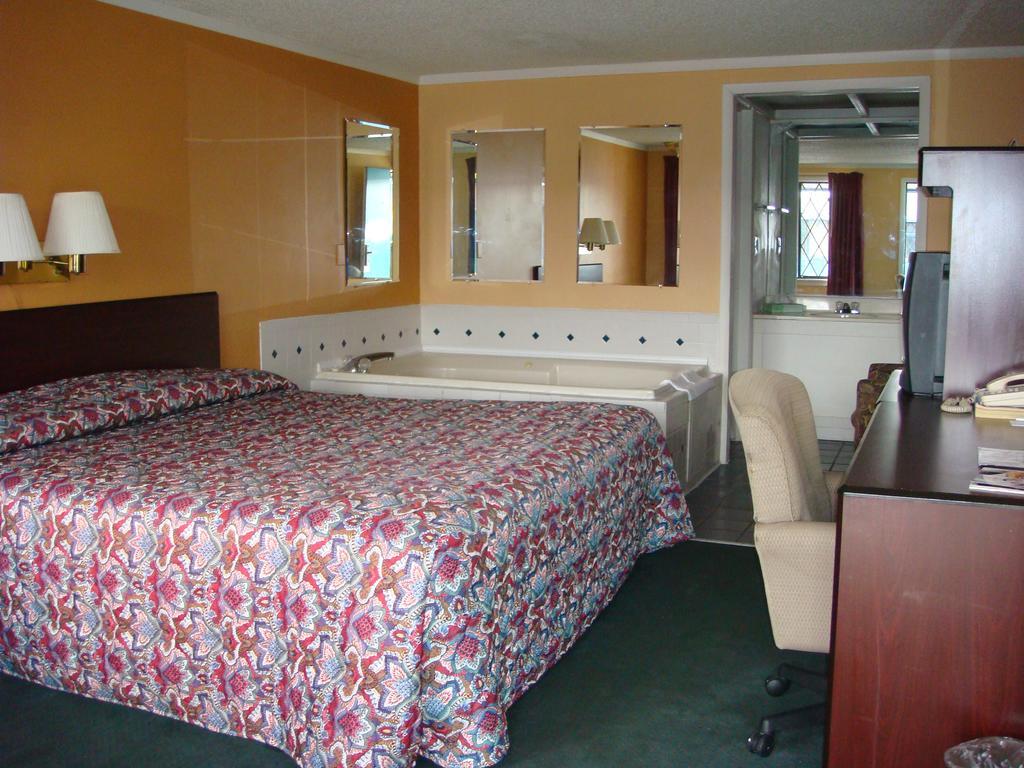 Westwoods Inn & Suites Woodhaven Exterior foto